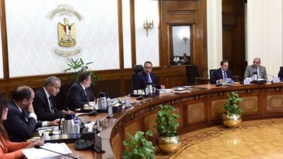 رئيس مجلس الوزراء يترأس اجتماع المجموعة الوزارية الاقتصادية بحضور محافظ البنك المركزي