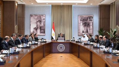 رئيس الوزراء يلتقي وزير الاستثمار بدولة الإمارات العربية المتحدة بحضور محافظ المركزي