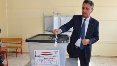 رئيس مجلس إدارة الهيئة القومية للبريد يُدلي بصوته في الانتخابات الرئاسية