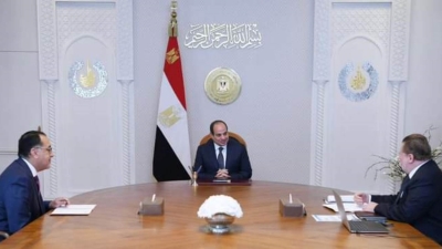 الرئيس السيسي يجتمع برئيس الوزراء ومحافظ البنك المركزي لمتابعة تطورات الاقتصاد العالمي والمصري