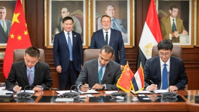 محافظ البنك المركزي المصري يستقبل نظيره الصيني ويشهدان توقيع 3 مذكرات للتعاون المشترك
