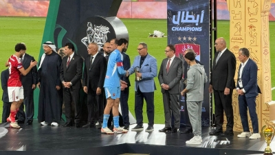 الرئيس التنفيذي للبنك الأهلي المصري يسلم الجوائز الفردية لكأس السوبر المصري «NBE Super Cup»