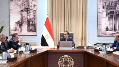 رئيس الوزراء يجتمع مع محافظ البنك المركزي ووزير المالية لاستعراض عددٍ من الملفات الاقتصادية