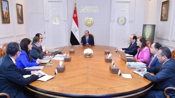 الرئيس السيسي يعقد اجتماعاً مع المجموعة الوزارية الاقتصادية بحضور محافظ البنك المركزي